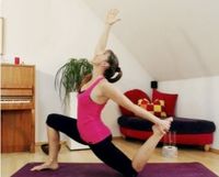 Frau in Yogastellung